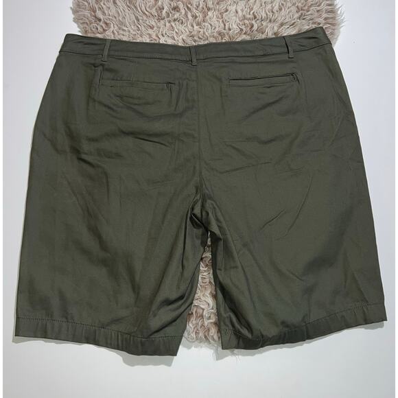 St. John bay women’s new green mid rise Bermuda shorts - Picture 2 of 12